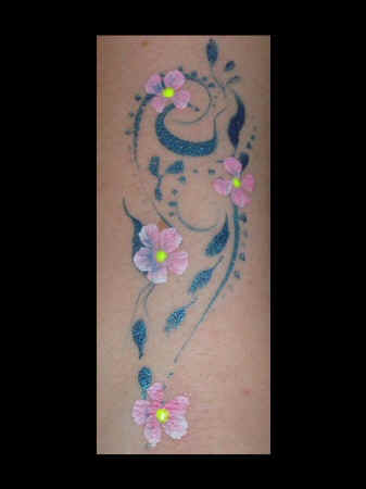 BlueHennaStyleFlowers.JPG (45226 bytes)